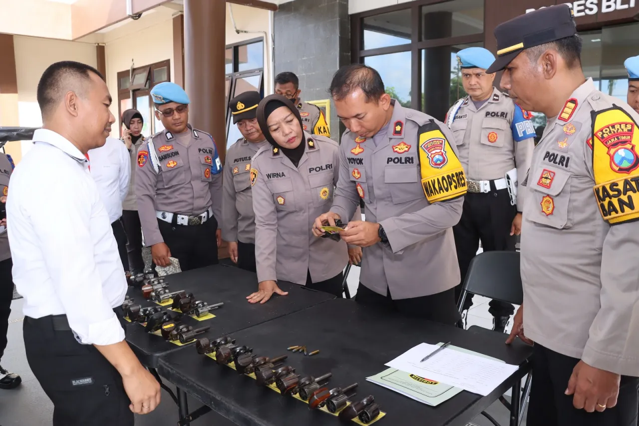 Jelang Pergantian Tahun, Wakapolres Blitar Cek Senpi Anggota