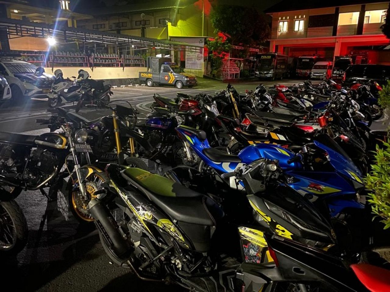Puluhan kendaraan diamankan petugas saat melakukan operasi pada Sabtu malam. SP/Lestariono