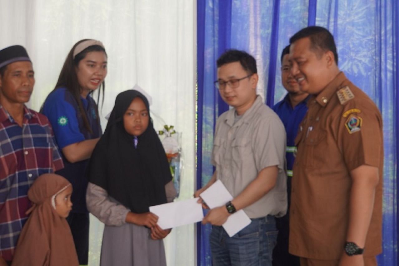 Saat pemberian santunan kepada anak yatim dan anak kurang mampu.SP/Lestariono