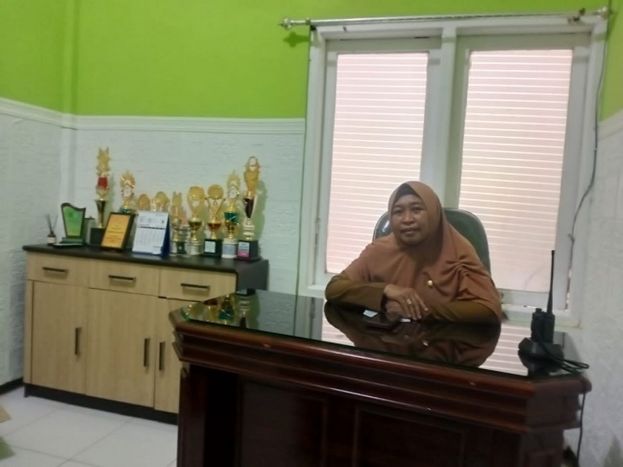 dr. Sulaiha Riningsih, M.Si, Kepala Puskesmas Manding Kab. Sumenep, saat ditemui reporter Surabaya pagi diruang kerjanya. SP/Ainur Rahman
