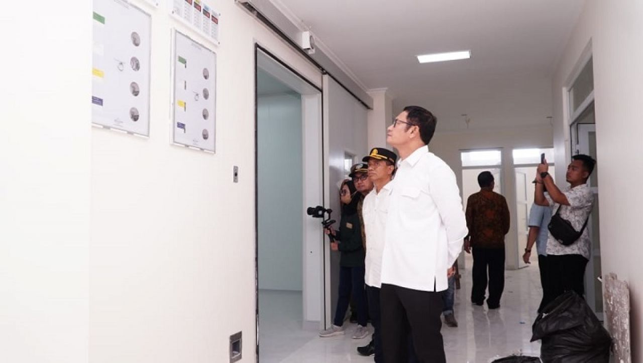 Bupati bersama sekda saat melihat langsung pembangunan RSUD Ki Ageng Brondong. SP/MUHAJIRIN
