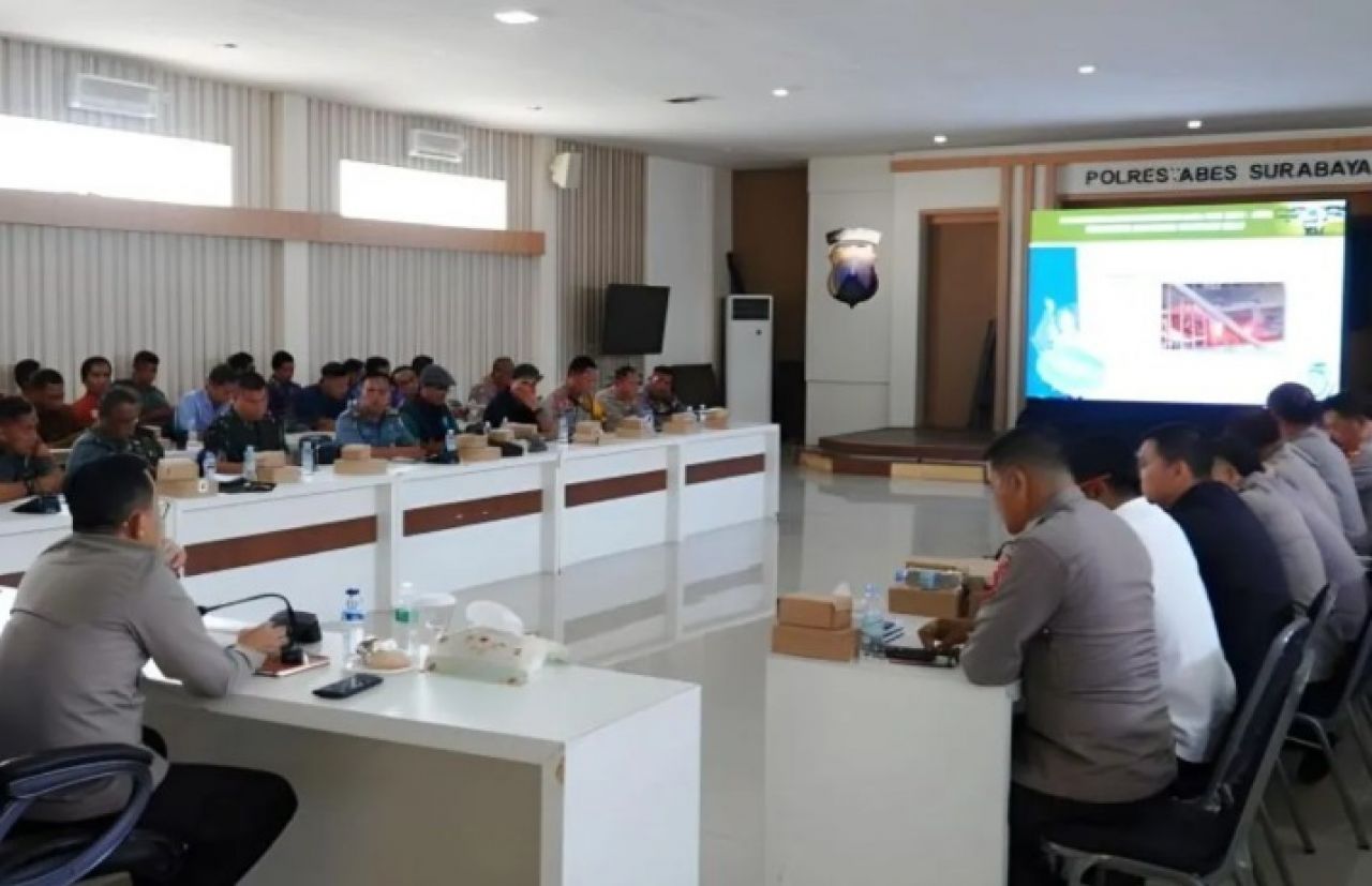 Sejumlah petugas gabungan melaksanakan rakor pengamanan pertandingan Persebaya lawan PSIS di Mapolrestabes Surabaya, beberapa waktu lalu.