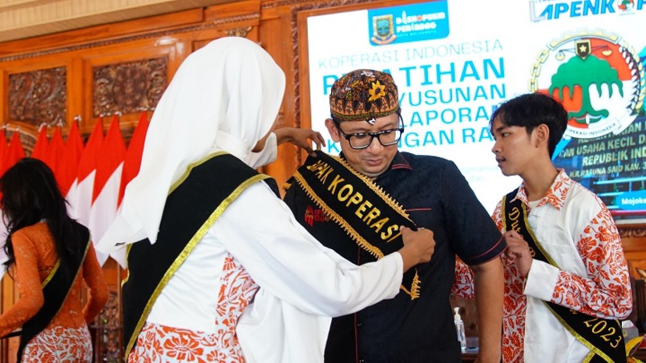 Penjabat (Pj) Wali Kota Moh. Ali Kuncoro saat menerima selempang Bapak Koperasi dari duta koperasi Kota Mojokerto. SP/Dwy AS