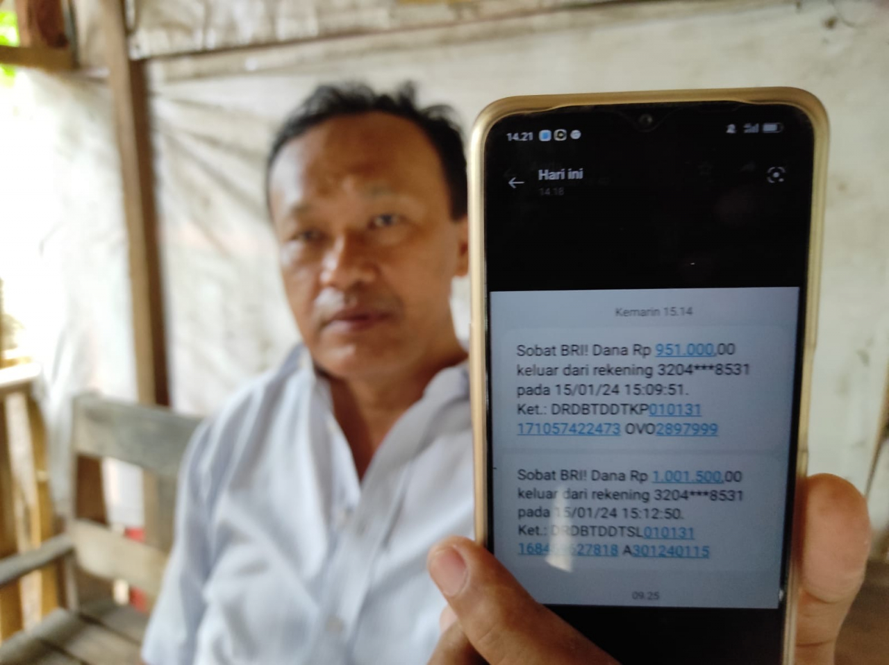 Korban menunjukan bukti saldo miliknya yang ludes diambil pelaku