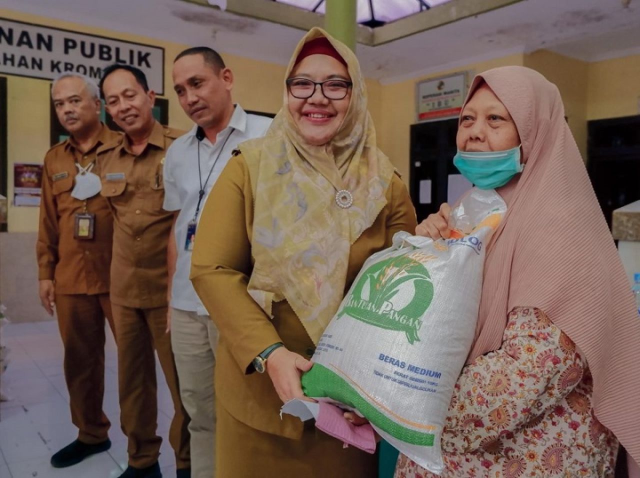 Wabup Gresik Aminatun Habibah secara simbolis membagikan bantuan pangan berupa beras 10 kg kepada KPM di Kelurahan Kroman, Kecamatan Gresik. SP/Grs