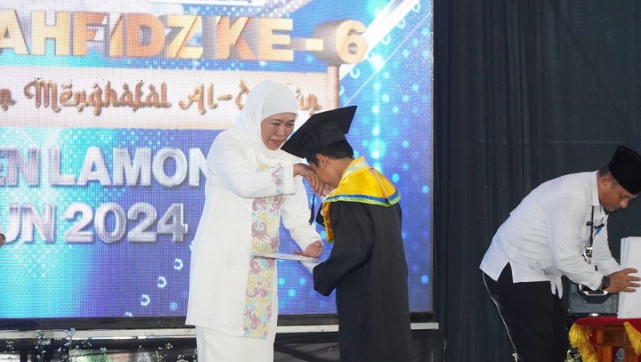 Gubernur Jawa Timur Khofifah Indar Parawansa saat mewisuda 3.964 tahfidz Lamongan. SP/MUHAJIRIN