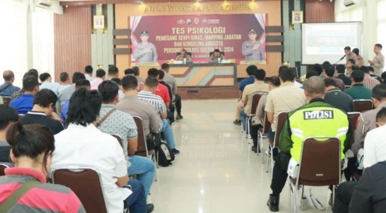 Puluhan anggota polisi sedang mengikuti tes psikologi dari tim Polda Jatim.