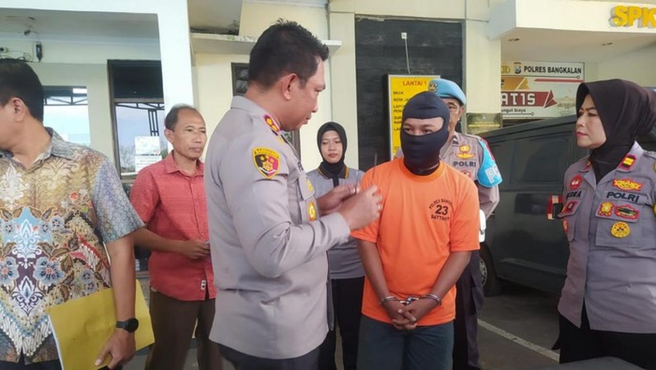 FAS, pelaku pencabulan siswi SMK saat ditanya Kapolres Bangkalan AKBP Febri.