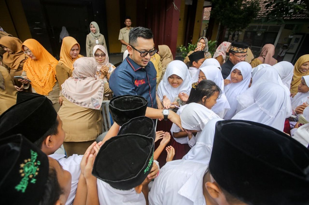 Pj Wali kota Ali Kuncoro saat berkunjung ke salah satu sekolah Kota Mojokerto. SP/Dwy AS