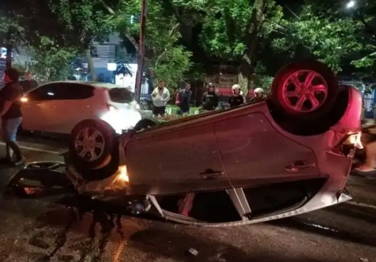Kondisi Mobil Honda Brio terbalik di Jalan Letjend Sutoyo, Kota Malang, Selasa (30/1/2024) dini hari tadi. 