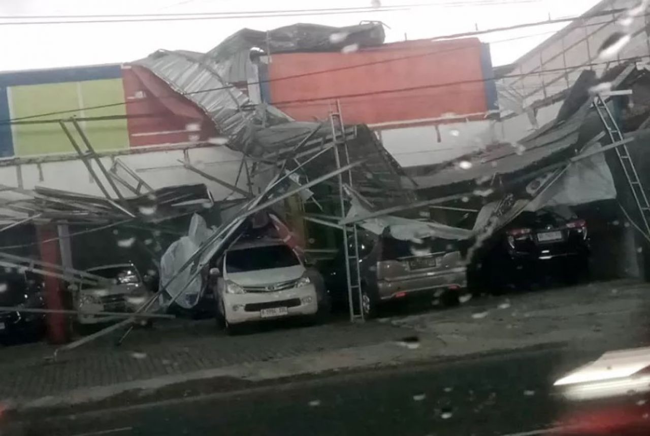 Salah satu bangunan yang rusak akibat angin kencang.