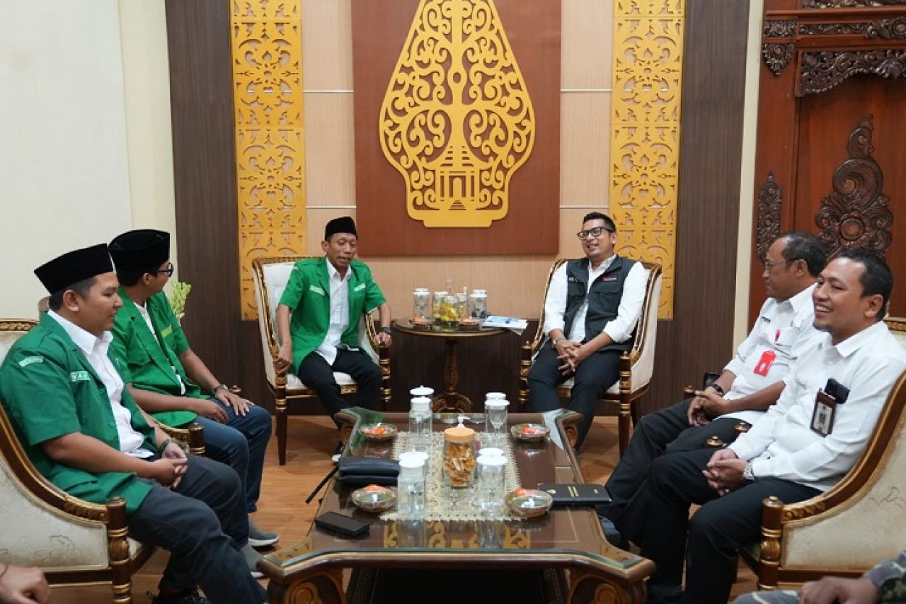 Pj Ali Kuncoro saat menerima kunjungan anggota banser Kota Mojokerto.