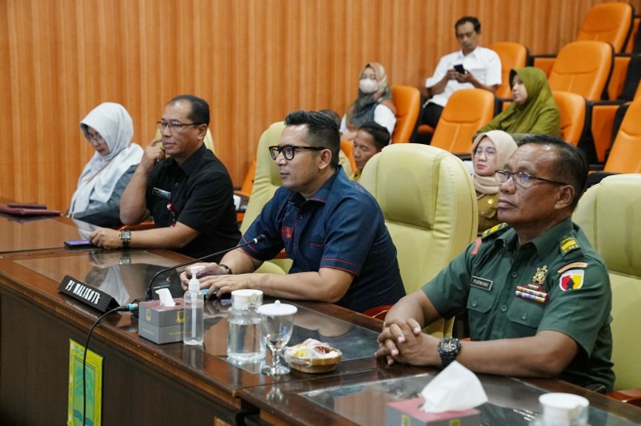 Pj Ali Kuncoro saat mengikuti rakor pengendalian inflasi daerah. SP/Dwy AS