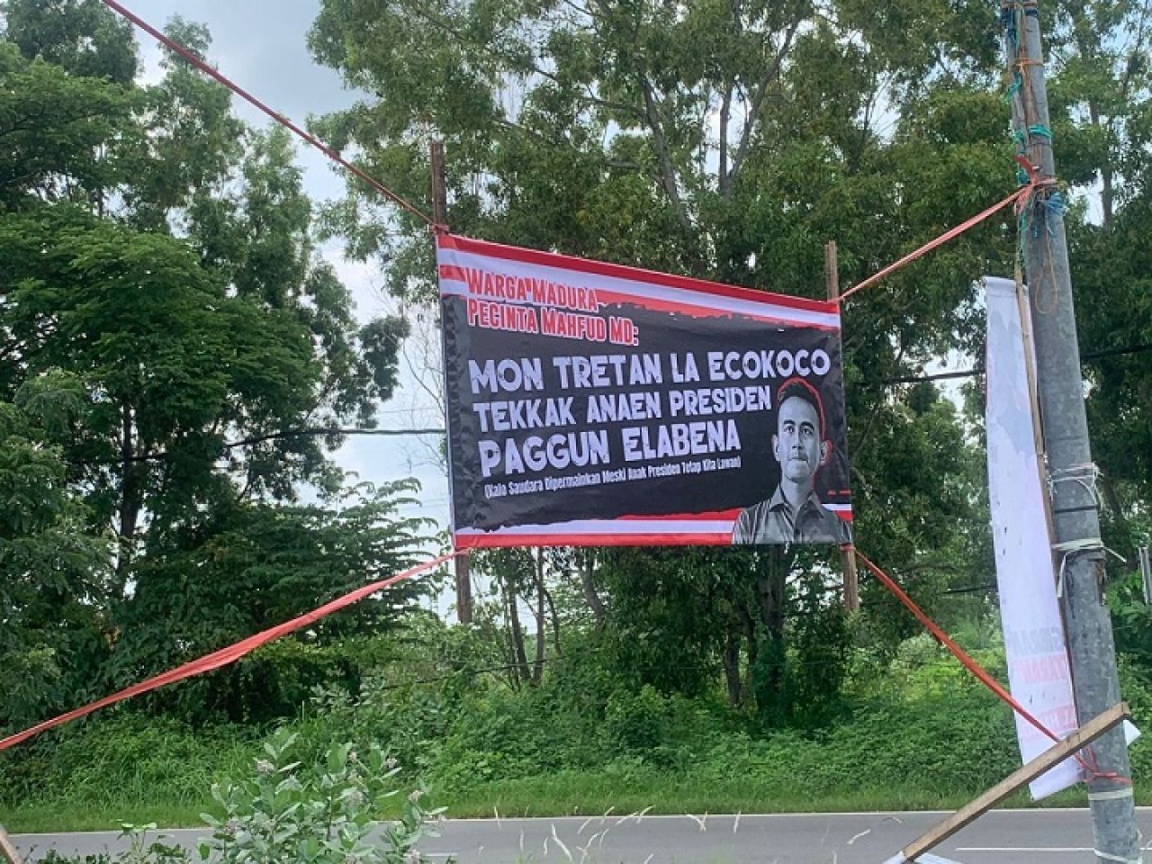 Salah satu spanduk berisi muatan SARA yang bertebaran di Bangkalan.