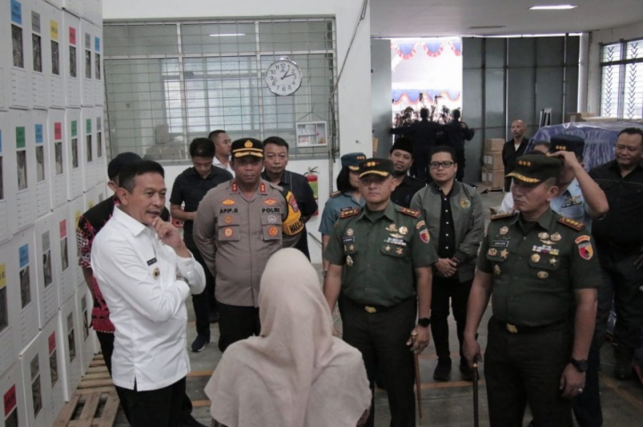 Pj Wali Kota Malang, Wahyu Hidayat bersama Forkopimda Kota Malang saat meninjau kesiapan Gudang KPU pada Rabu (24/1/2024). SP/MLG