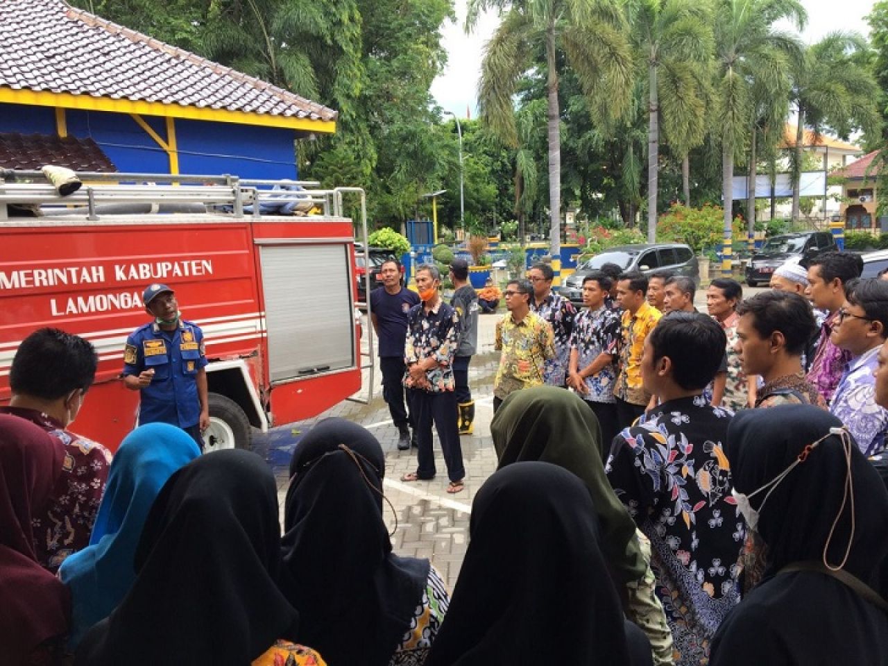 Damkar Lamongan saat mencoba menenangkan pegawai DPU SDA Lamongan usai melokalisir kebakaran.