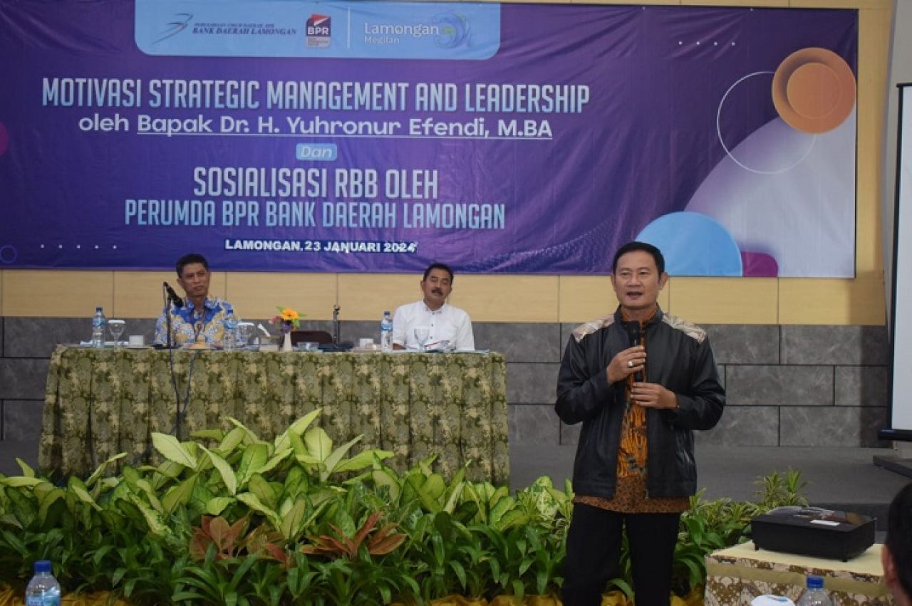 Bupati Yuhronur Efendi saat menjadi narasumber dalam acara RBB Perumda BPR BDL. SP/IST 