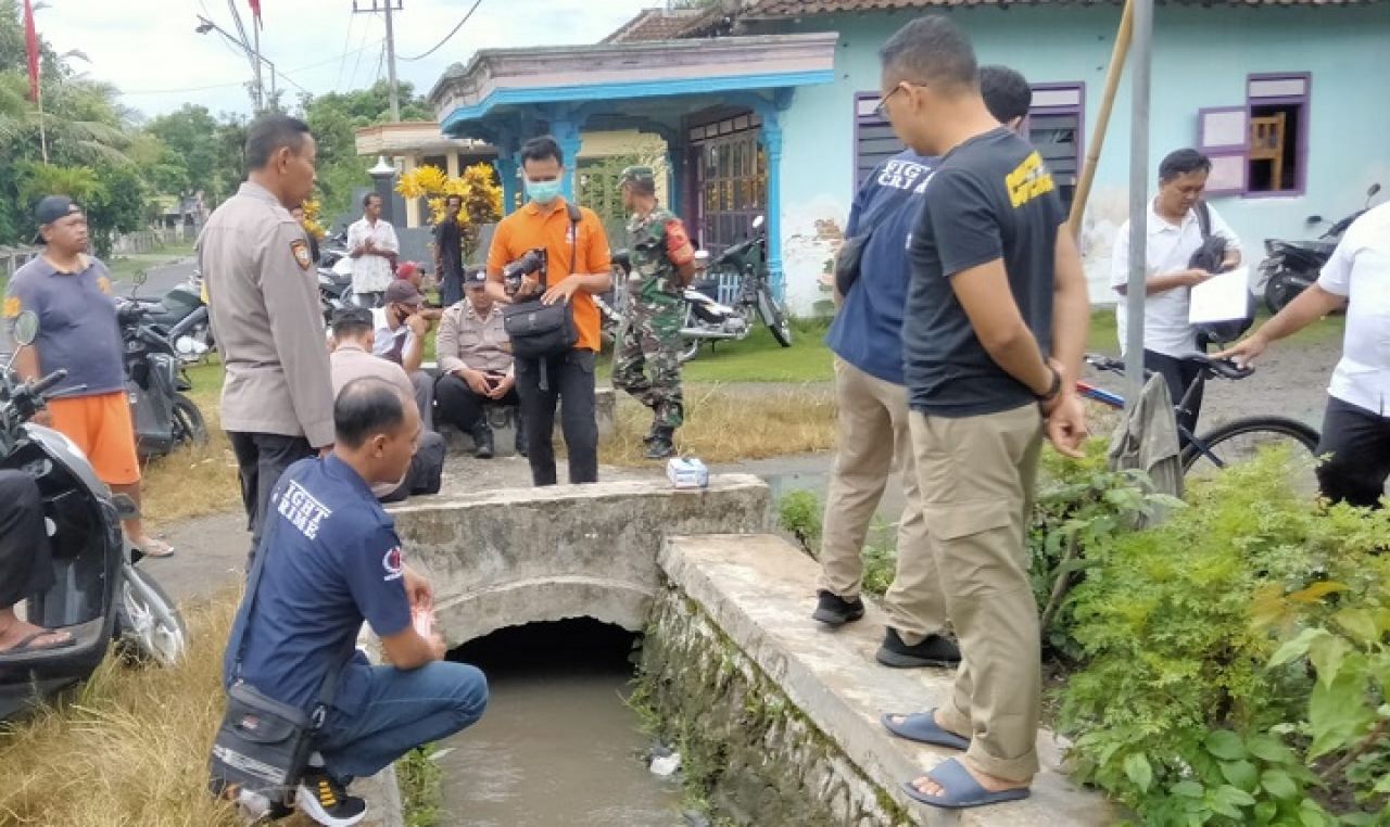 Polisi saat melakukan olah TKP. SP/Lestariono