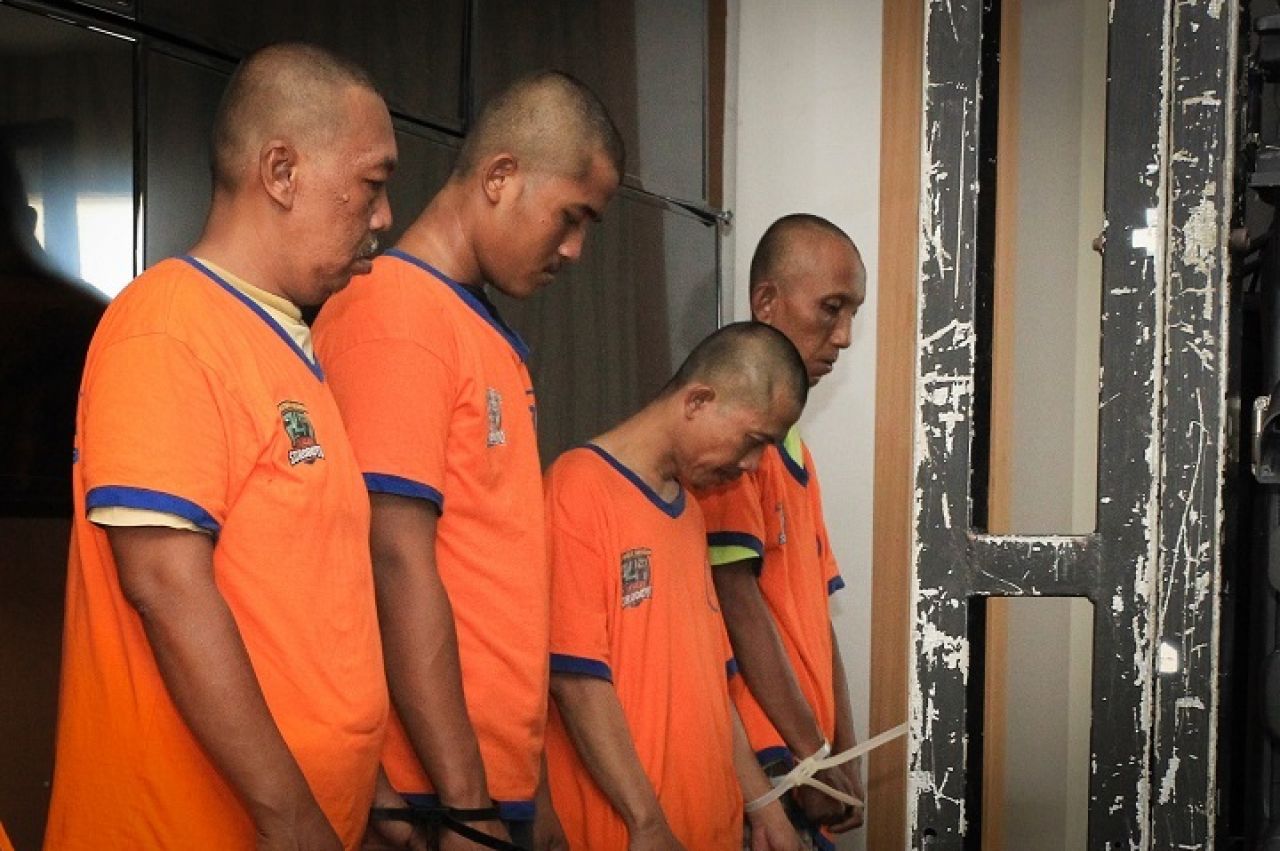 Tampang empat pelaku pencabulan anak berusia 13 tahun yang ditahan oleh Polrestabes Surabaya. Mereka berempat merupakan ayah, kakak kandung dan dua pamannya. SP/Alqomar