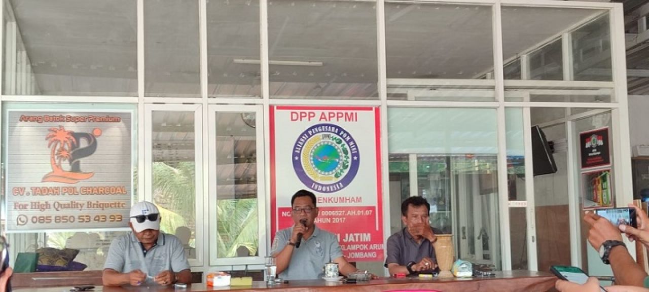 Ketua Dewan Pembina Nasional Kopra Nusantara, Edy Priyono (tengah). SP/Sarep