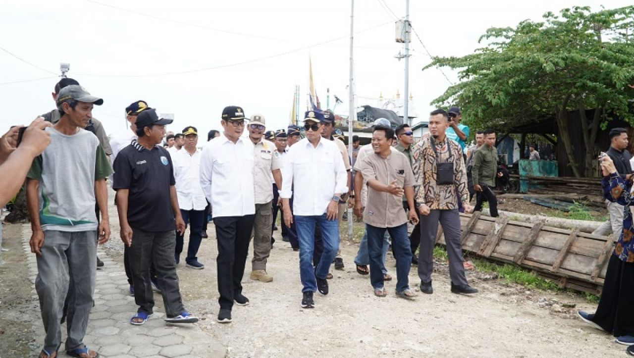 Menteri Perhubungan Budi Karya Sumadi saat melakukan kunjungan nya di Brondong Lamongan untuk melihat dermaga yang akan dinormalisasi. SP/IST