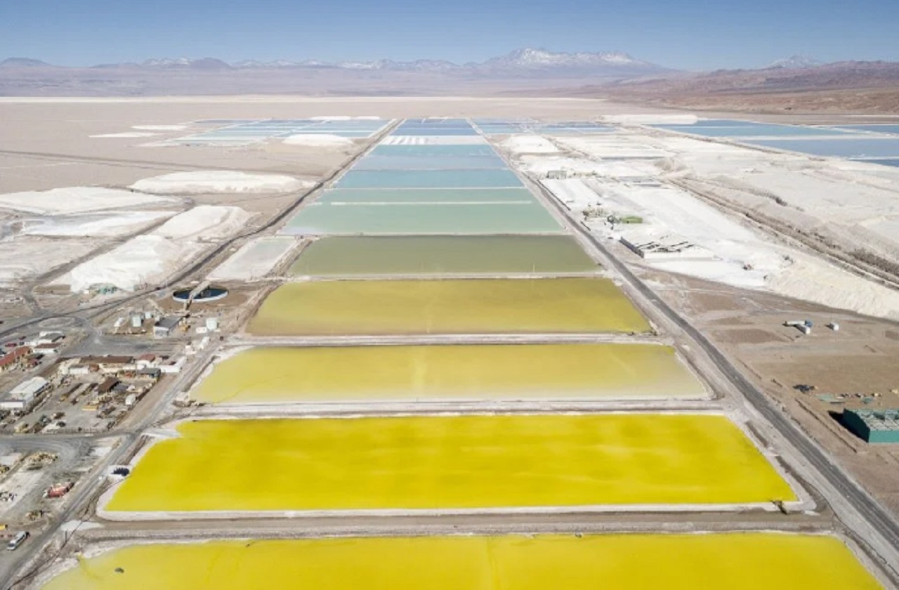 Kolam air garam di tambang lithium di Calama, wilayah Antofagasta, milik produsen lithium terbesar di dunia. SP/ JKT