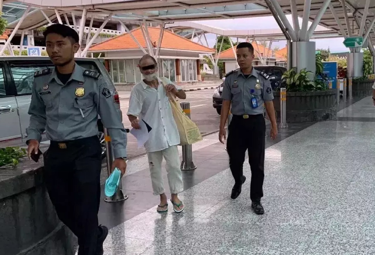 Kantor Imigrasi di Bali mendeportasi seorang warga negara asing (WNA) asal Amerika Serikat, MAM (69) yang sering mengemis di kawasan wisata Ubud, Kabupaten Gianyar. SP/ Istimewa