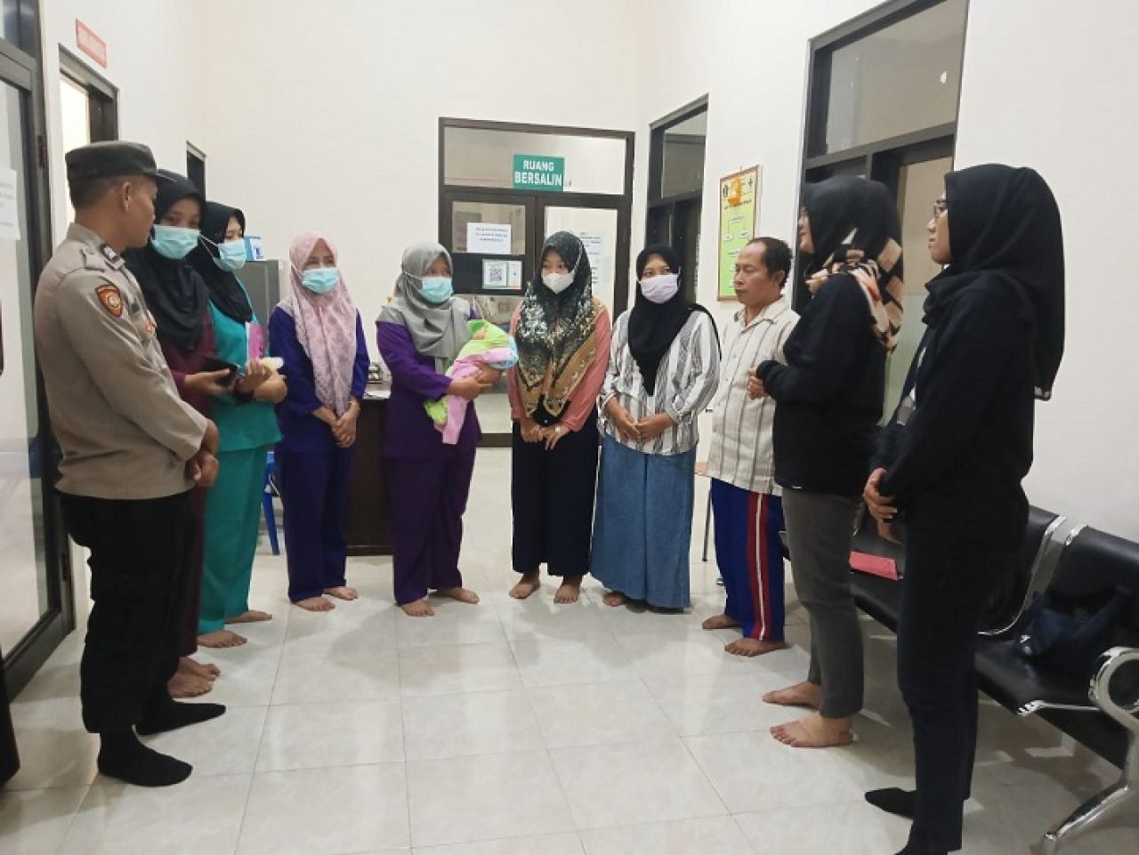 Bayi kini diserahkan ke pihak keluarga untuk diasuh. SP/Lestariono