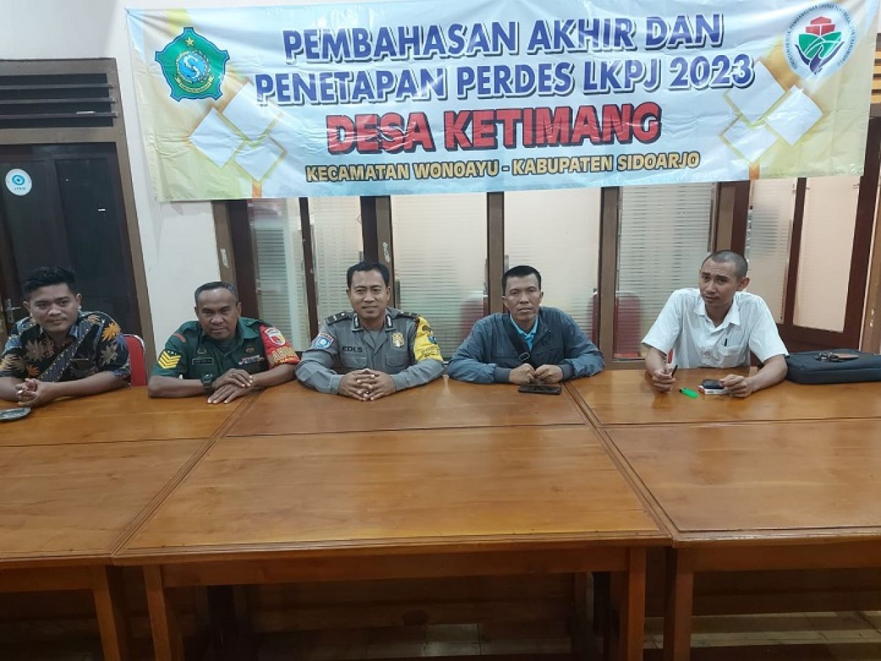Kegiatan Musdes pembahasan akhir penetapan Perdes LKPJ  tahun 2023, di pendopo balai Desa Sumberejo Kecamatan Wonoayu. SP/JUM