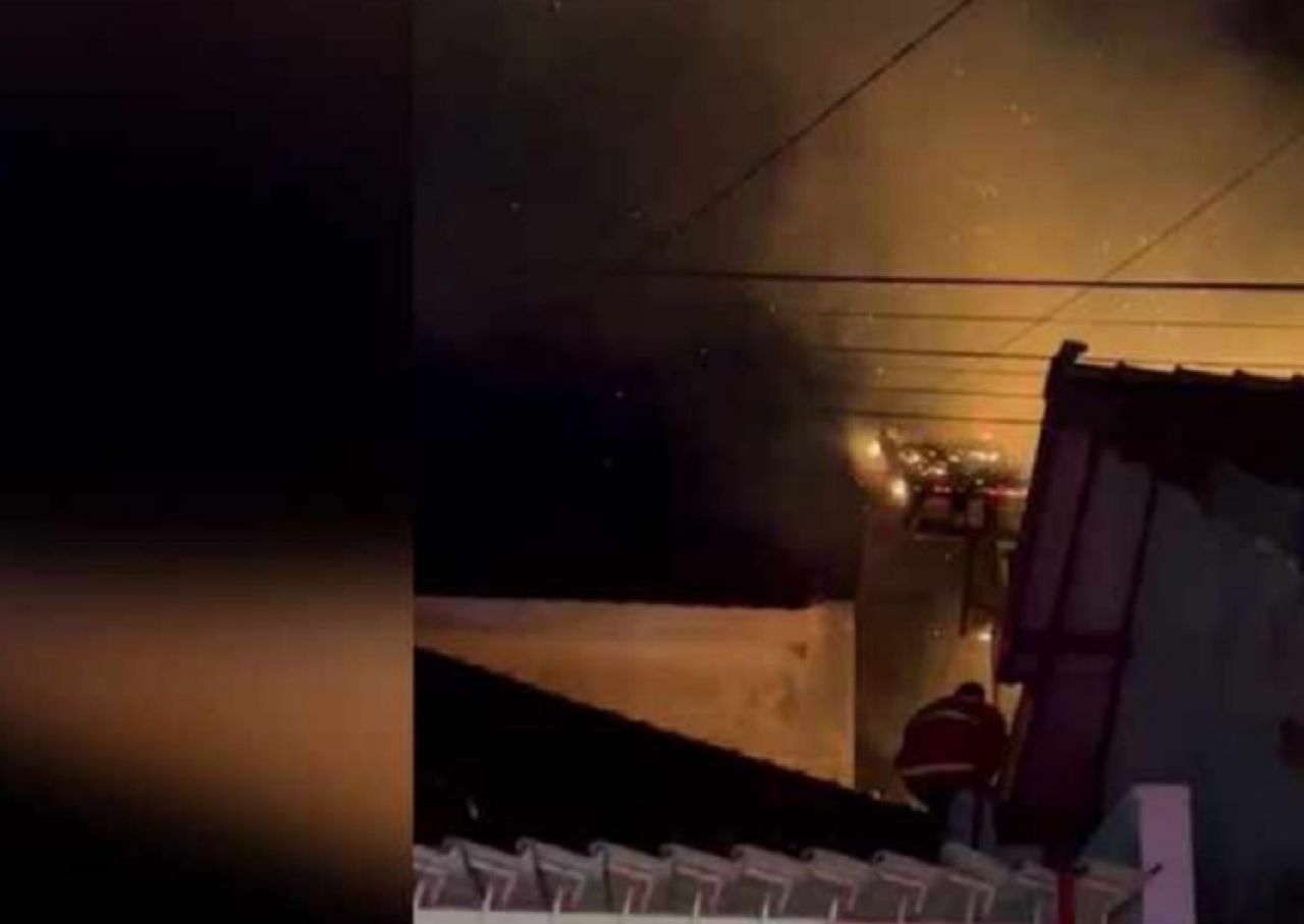 Kondisi kebakaran ruko alat tulis di di Jalan Yos Sudarso, Kecamatan Magetan, Kabupaten Magetan, Jawa Timur, terbakar pada Sabtu (20/01/2024) malam. SP/ MGT