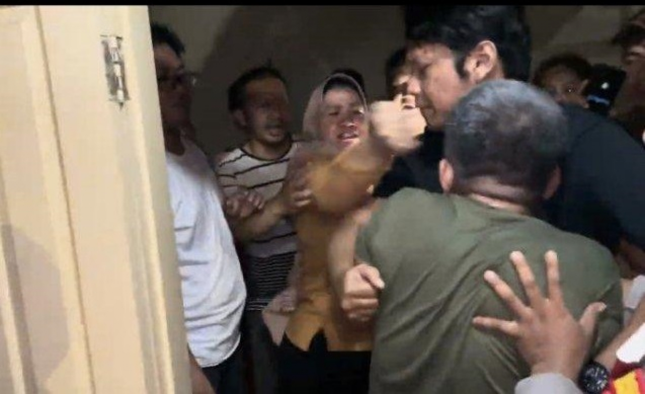 Warga berikan bogem mentah kepada terduga pelaku pencabulan berinisial A (61) di kawasan Pisangan Baru, kecamatan Matraman, Jakarta Timur. SP/ JKT