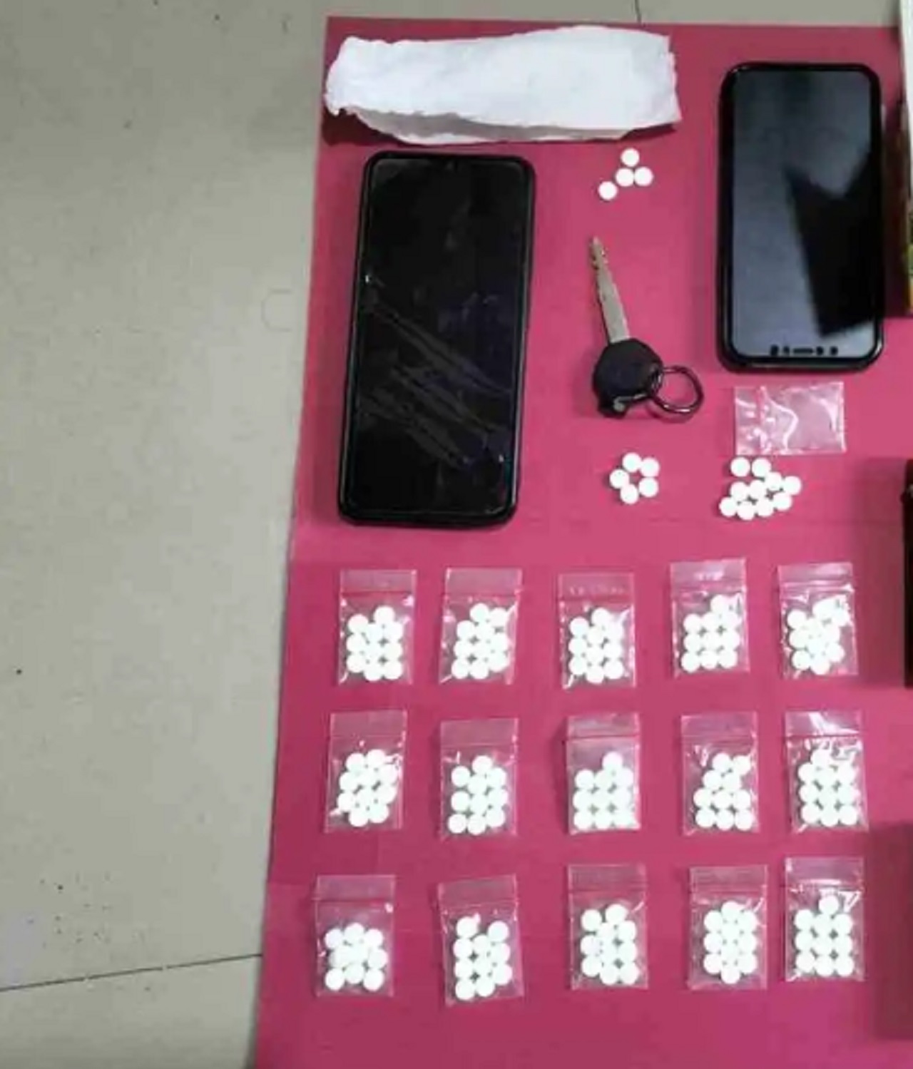 Barang bukti yang berhasil diamankan dari tangan kedua pelaku Indra Aji Pratama (19) dan Muhammad Feriadi (21). SP/ MJK