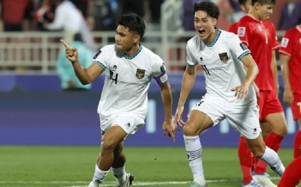 Bek timnas Indonesia #14 Asnawi Mangkualam mencetak gol pertama timnya dari titik penalti pada pertandingan kedua Grup D Piala Asia 2023 antara Vietnam vs Timnas Indonesia. SP/ SBY