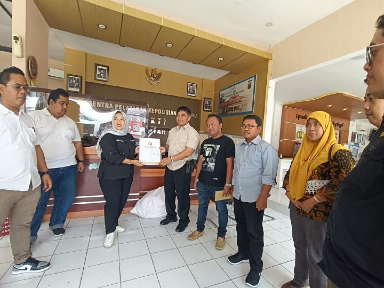 Ketua Bawaslu serahkan berkas kepada Petugas saat laporan di SPKT. SP/Lestariono