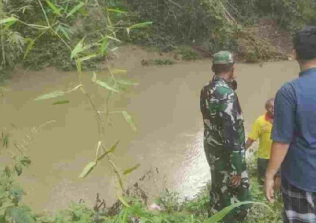 Petugas gabungan saat memantau dan mengidentifikasi tewasnya dua bocah di Sungai Kerjo, Bojonegoro, Minggu (21/01/2024). SP/ BJN