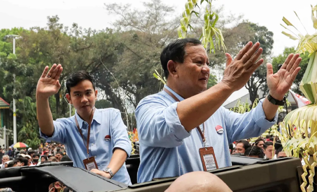 Prabowo Subianto dan Gibran Rakabuming Raka diarak oleh para pendukungnya dari Taman Suropati untuk kemudian menuju ke KPU untuk mendaftarkan Pilpres 2024. SP/ JKT