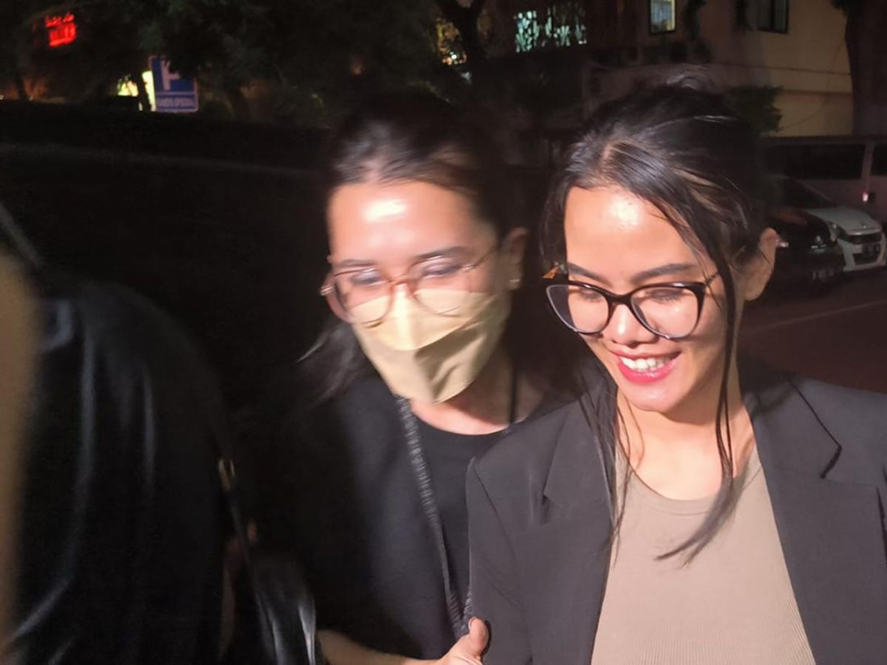 Senyum sumringah Siskaeee saat dijemput paksa petugas Polda Metro Jaya, Rabu (24/01/2024) kemarin malam. SP/ JKT