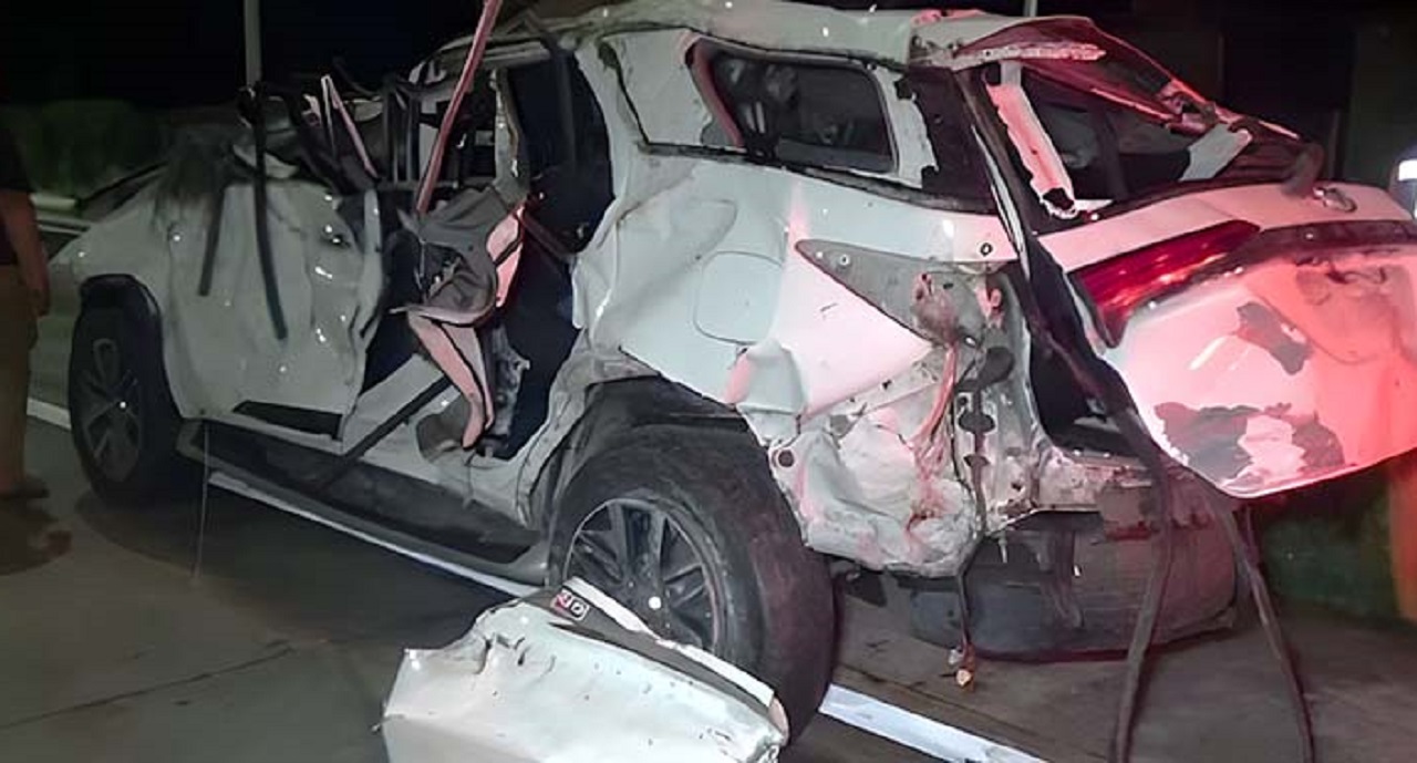 Kondisi mobil pengurus PBNU usai menabrak pembatas jalan hingga ringsek, Senin (29/01/2024). SP/ NGW