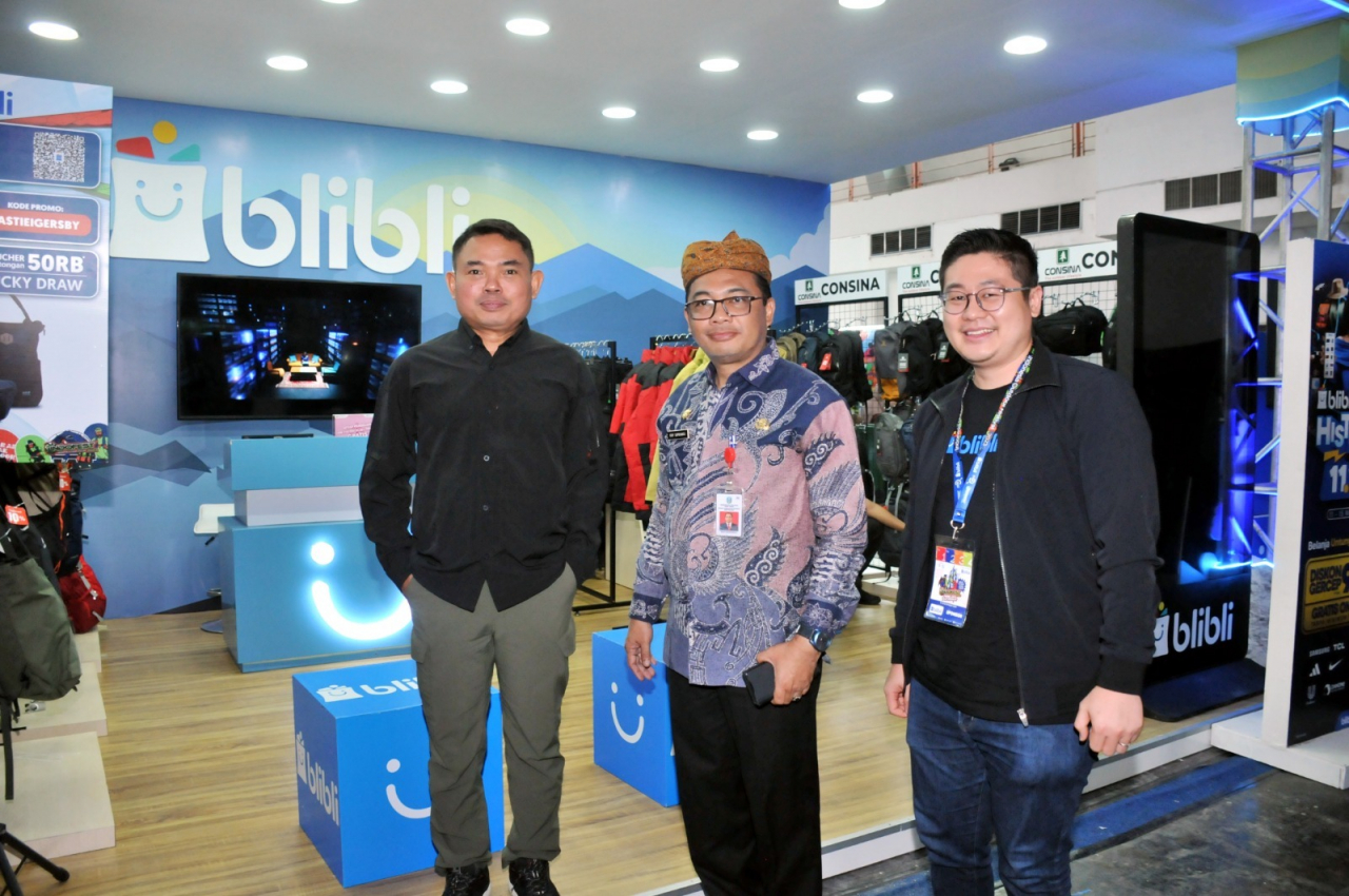 Disyon Toba (CEO Consina), Bapak Eddy Supriyanto (Kepala Dinas Kebudayaan dan Pariwisata Provinsi Jawa Timur), dan Bapak Didi Tjandra (AVP of Branch Surabaya) tampak mengunjungi booth Blibli.