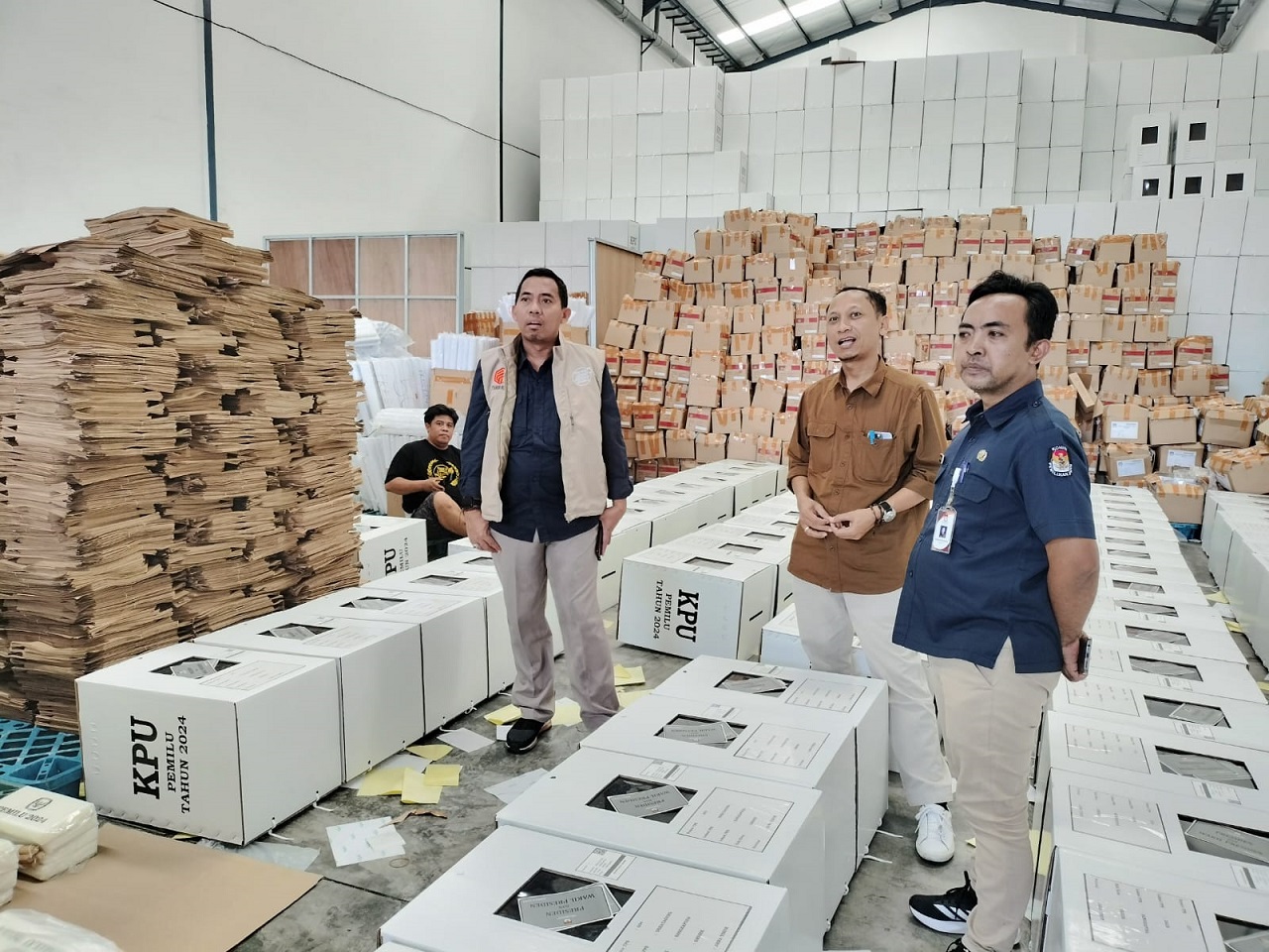 Komisioner Divisi Perencanaan dan Logistik KPU Provinsi Jatim Miftahur Rozaq melakukan peninjauan secara langsung ke gudang logistik di berbagai Kabupaten/Kota. SP/ Aini