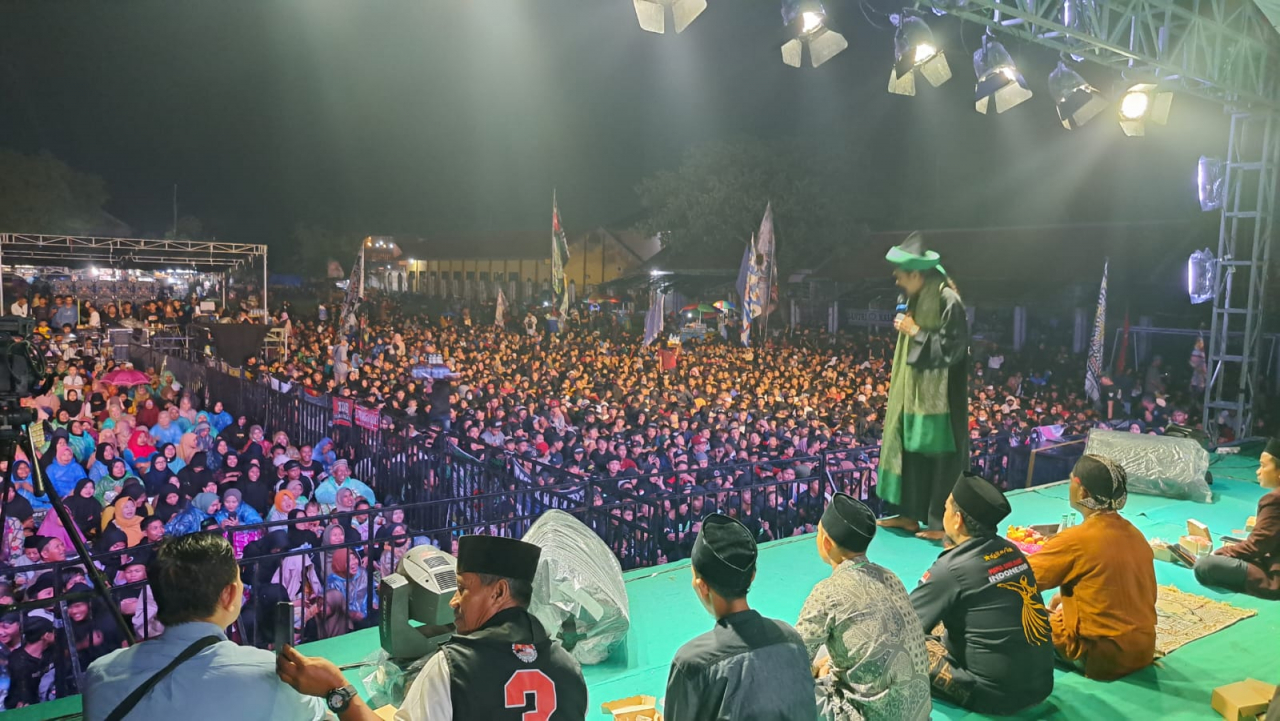 Mafia Sholawat Indonesia menyapa ribuan santri bertempat di alun-alun Blitar, Selasa (28/1/2024).