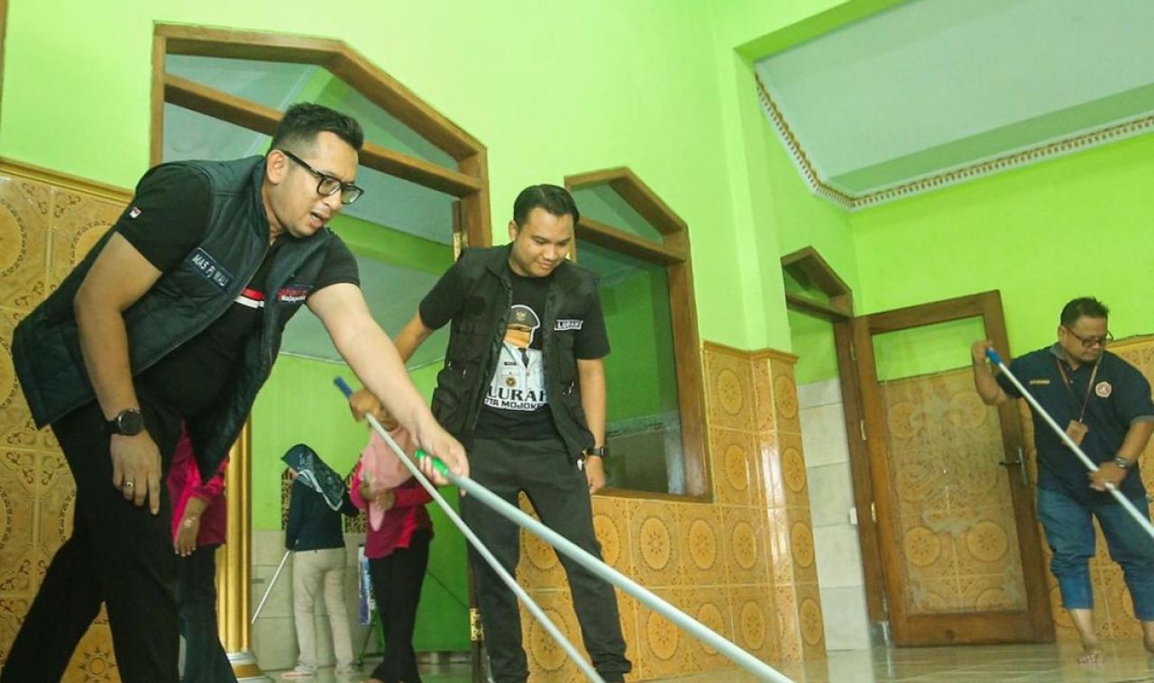 Mas Pj Ali Kuncoro saat membersihkan Langgar Roudlotul Jannah di Lingkungan Gunung Anyar Kelurahan Gunung Gedangan, Jumat (26/1/2024).