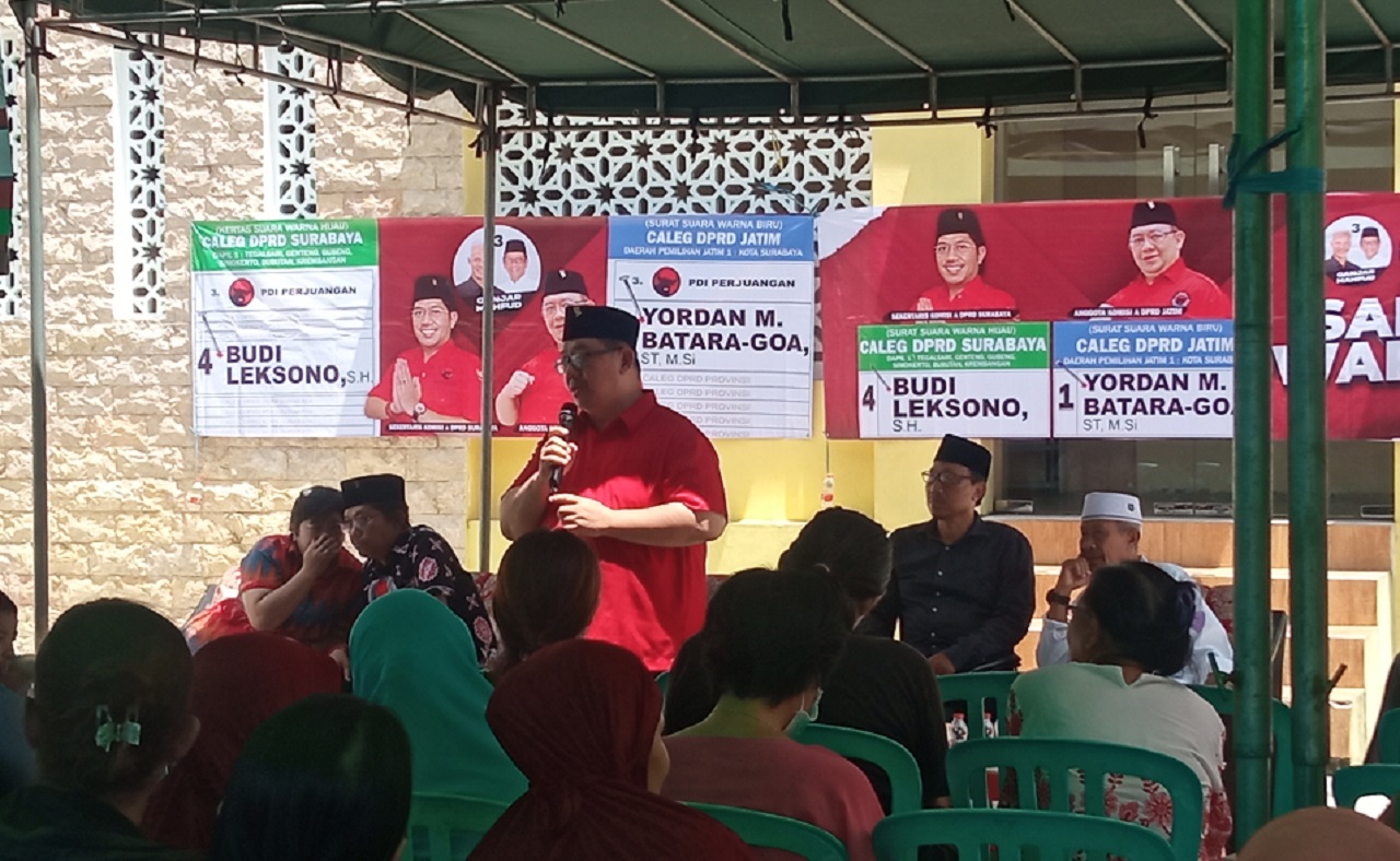 Anggota DPRD Provinsi Jatim Komisi A, Yordan M Batara-Goa di hadapan ratusan masyarakat warga Genteng, Surabaya, Minggu (28/01/2024). SP/ AINI