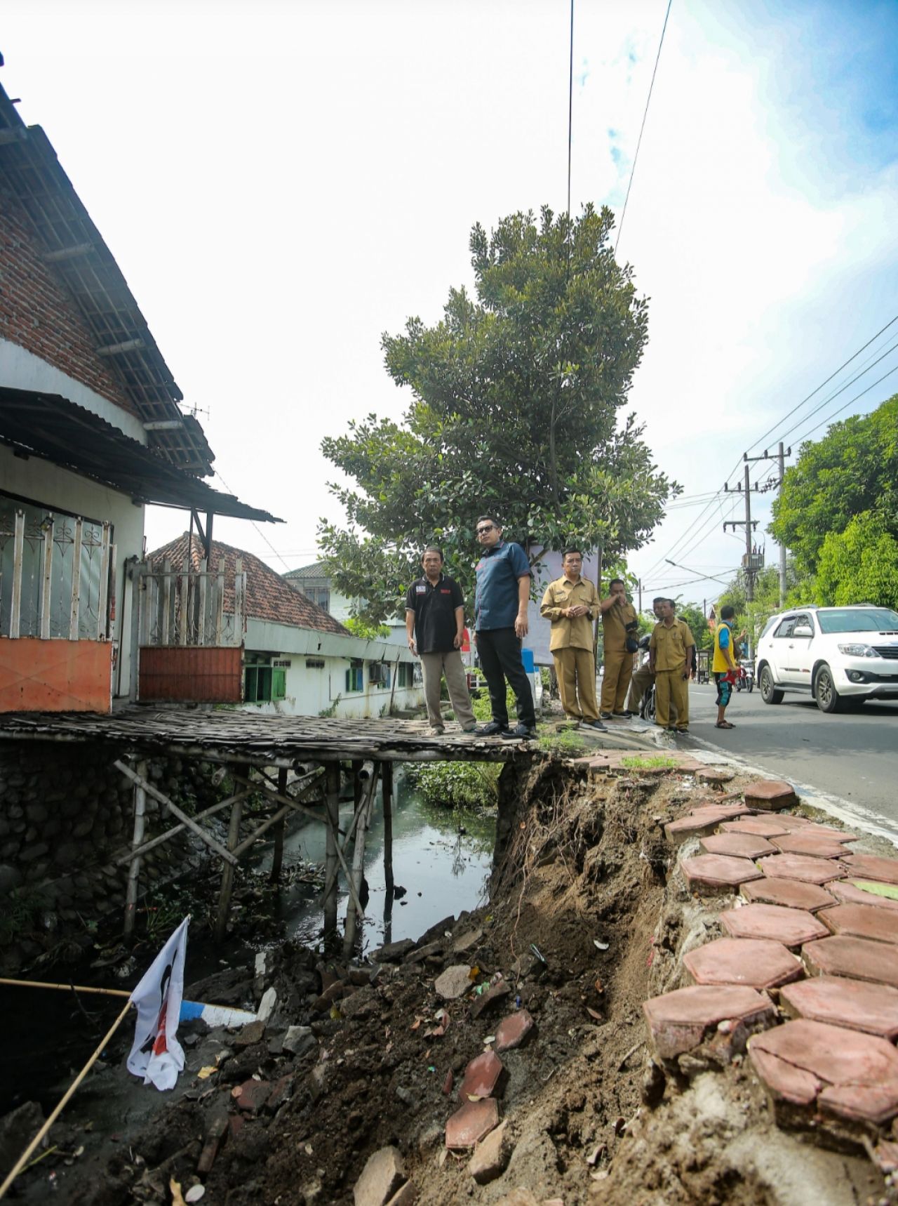 Pj Wali Kota Ali Kuncoro saat sidak ke lokasi plengsengan ambrol Jalan Brawijaya Kota Mojokerto