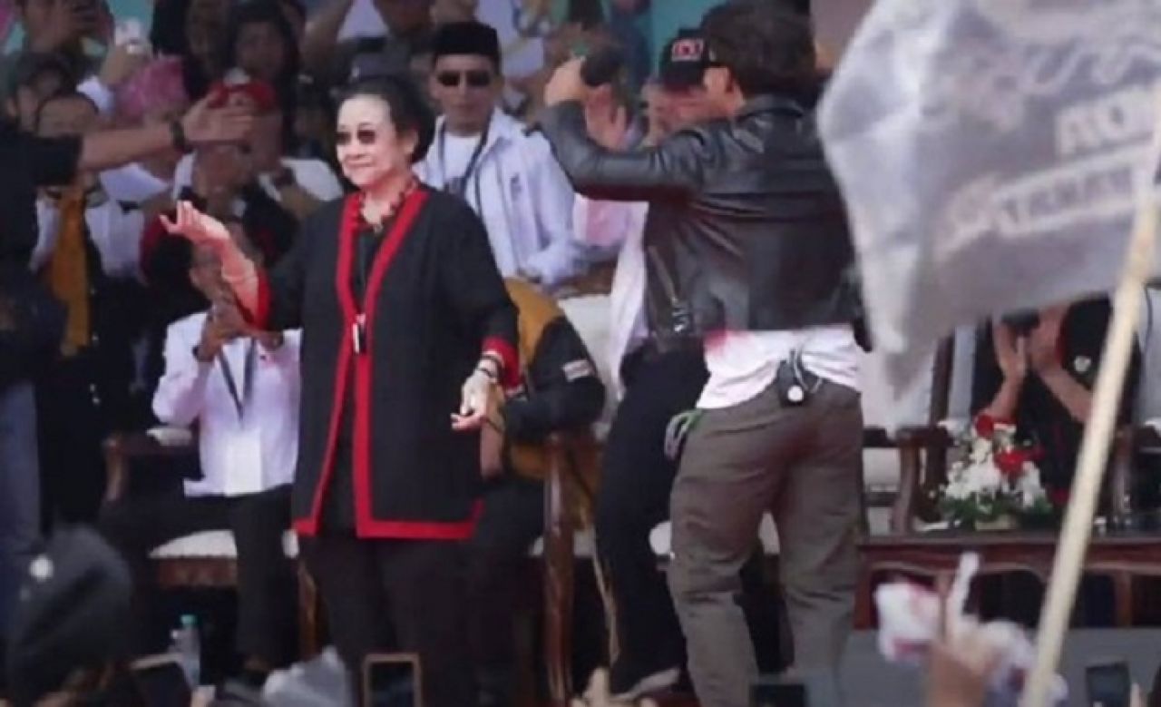 Momen saat Megawati joget bareng Slank di acara kampanye akbar, Minggu (21/01/2024). SP/ Istimewa