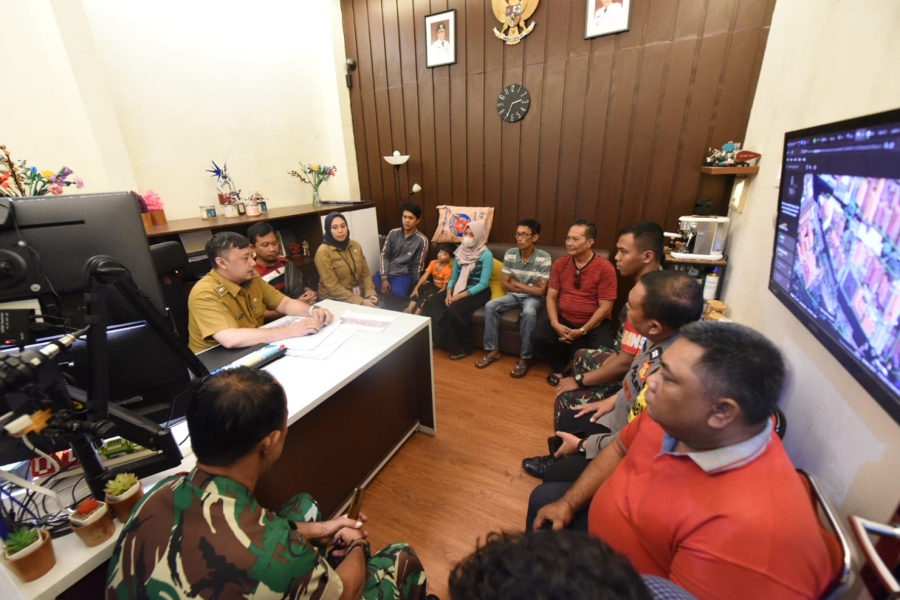Mediasi bersama keluarga dan anak Sodikin, di Kantor Kelurahan Peneleh Surabaya, Selasa (23/1).SP/ALQMediasi bersama keluarga dan anak Sodikin, di Kantor Kelurahan Peneleh Surabaya, Selasa (23/1).SP/ALQ