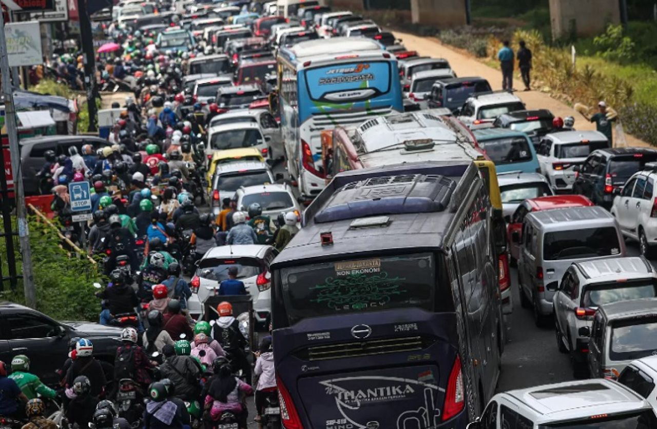 Ilustrasi. Kendaraan dengan Bahan Bakar Bensin (BBM) memadati jalanan di Kota DKI Jakarta. SP/ JKT