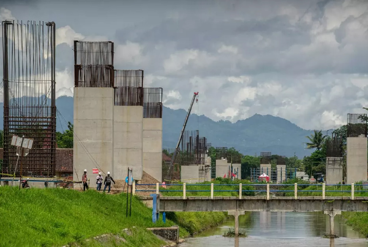 Proyek pembangunan Jalan Tol Yogya-Bawen di Seyegan, Sleman, D.I Yogyakarta. Proyek Strategis Nasional Jalan Tol Yogyakarta-Bawen. SP/ JKT