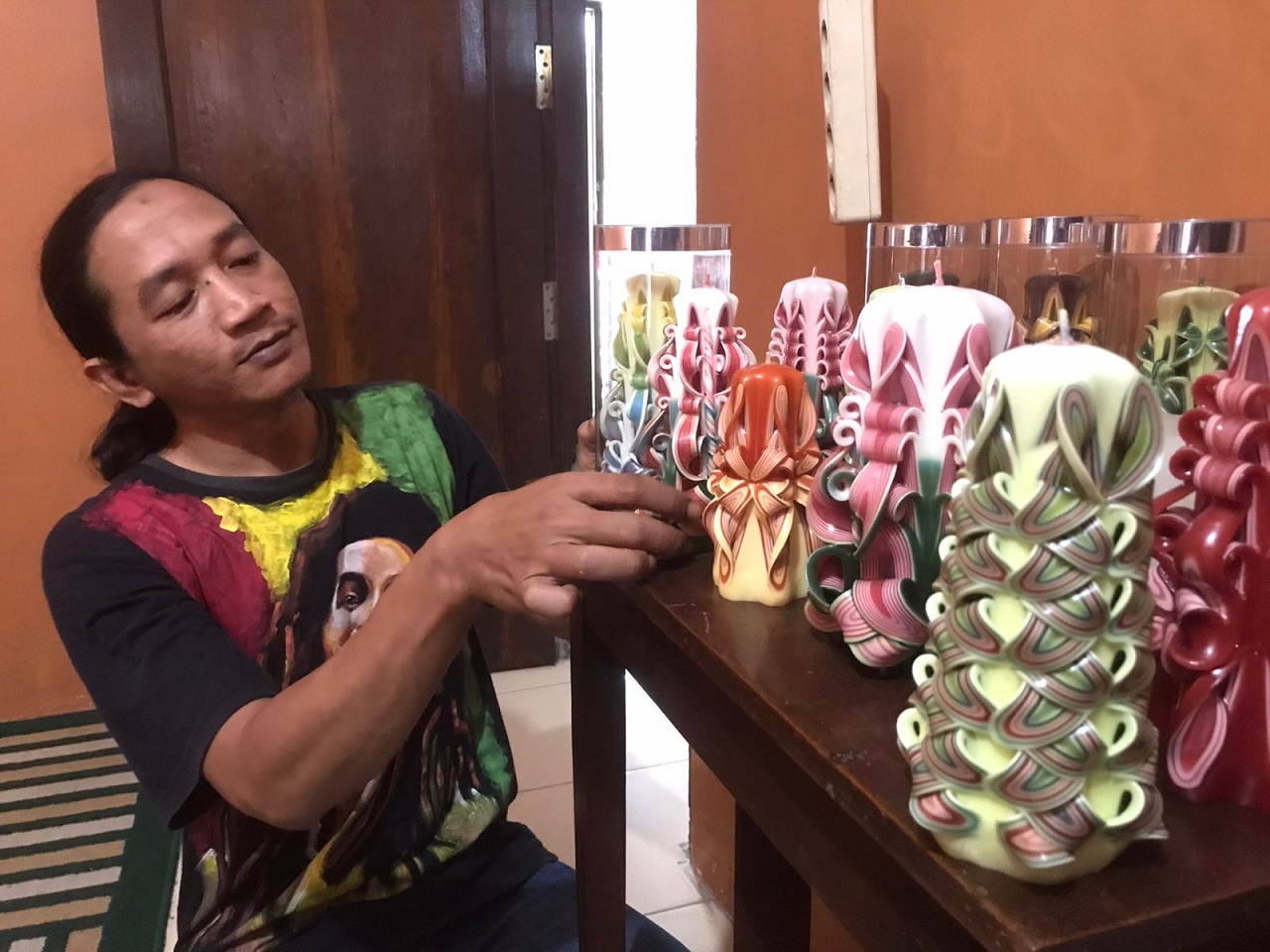 Salah satu perajin lilin ukir, Dedy Wirabuana tengah memamerkan lilin karyanya. SP/ BLT