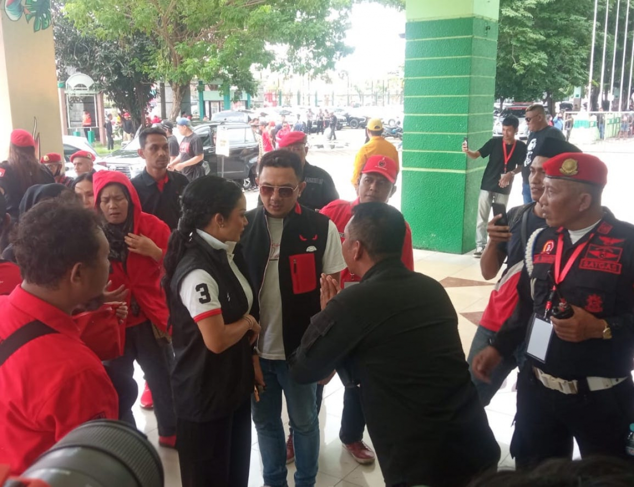 Krisdayanti bersama Deni Wicaksono, dari PDIP Jatim, di Gelora Delta Sidoarjo, Minggu (21/1/2024).